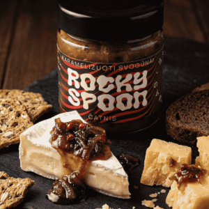 Rocky Spoon karamelizuotų svogūnų čatnis patiekiamas su sūriu ir krekeriais ant tamsaus fono / Rocky Spoon caramelized onion chutney served with cheese and crackers on dark background gourmet food photo