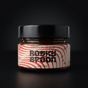 Rocky Spoon obuolių ir elio čatnis stiklainyje ant tamsaus fono / Rocky Spoon apple and ale chutney jar on dark background premium product photo