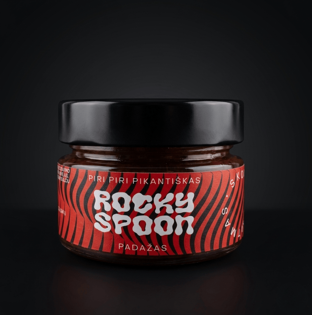 Rocky Spoon Piri Piri pikantiškas padažas stiklainyje ant tamsaus fono / Rocky Spoon Piri Piri spicy sauce jar on dark background premium product photo