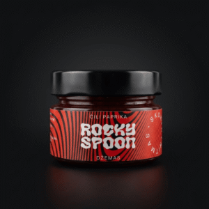 Rocky Spoon čili paprikų džemas stiklainyje ant tamsaus fono / Rocky Spoon chili pepper jam jar on dark background premium product photo