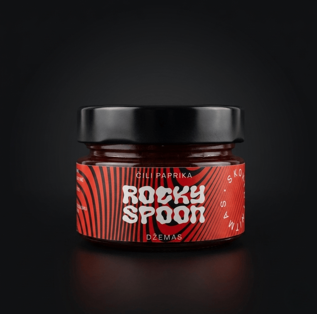 Rocky Spoon čili paprikų džemas stiklainyje ant tamsaus fono / Rocky Spoon chili pepper jam jar on dark background premium product photo