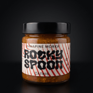 Rocky Spoon kanapinė morka čatnis stiklainyje ant tamsaus fono / Rocky Spoon carrot and hemp chutney jar on dark background premium product photo