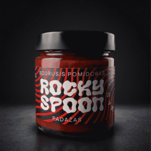 Rocky Spoon sodrusis pomidorų padažas stiklainyje ant tamsaus fono. Rocky Spoon rich and smoky tomato sauce jar on dark background premium food photography