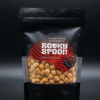 Rocky Spoon pikantiškas liofilizuotas avinžirnis traškus užkandis juodame fone / Rocky Spoon spicy freeze-dried chickpeas crunchy snack in black pouch on dark background