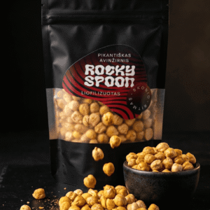 Rocky Spoon pikantiški liofilizuoti avinžirniai krentantys iš pakelio traškus užkandis / Rocky Spoon spicy freeze-dried chickpeas falling from pouch crunchy snack on dark background