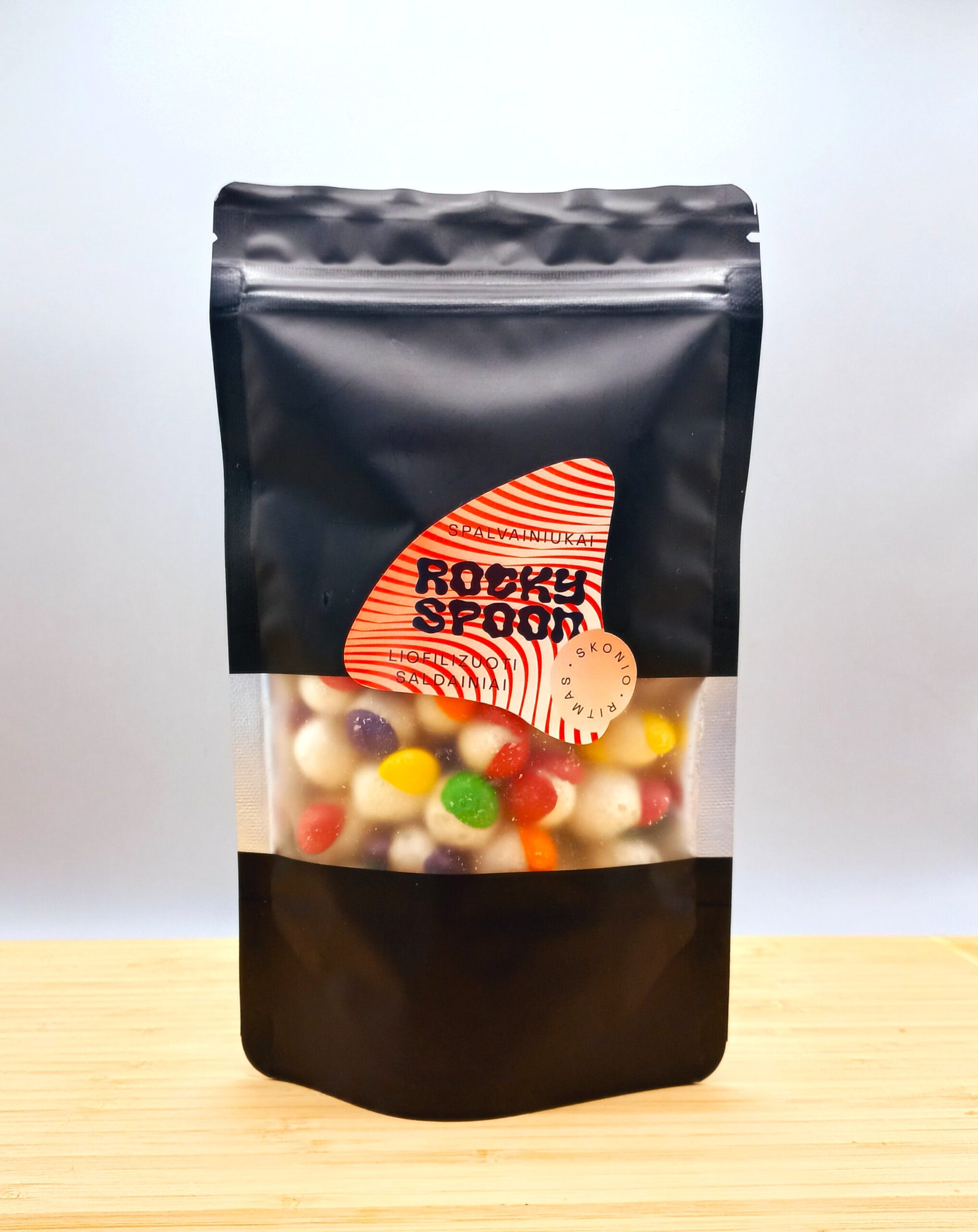 Rocky Spoon liofilizuoti saldainiai „Spalvainiukai” yra inovatyvus skanėstas, kuris pasižymi unikaliu itin lengvos tekstūros ir skonio deriniu.