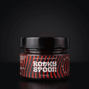 Rocky Spoon habanero mango čatnis stiklainyje ant tamsaus fono / Rocky Spoon habanero mango chutney jar on dark background premium product photo