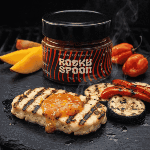 Rocky Spoon habanero mango čatnis patiekiamas su kepta vištiena ir daržovėmis ant grilio / Rocky Spoon habanero mango chutney served with grilled chicken and vegetables on BBQ grill