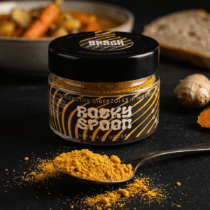 Rocky Spoon liofilizuota ciberžolė ir imbieras su Himalajų druska patiekiama ant šaukšto su prieskoniais / Rocky Spoon freeze dried turmeric and ginger Himalayan salt served on spoon with spices on dark background