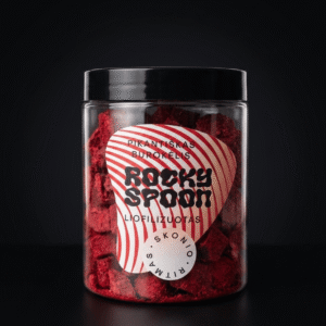 Rocky Spoon liofilizuotas pikantiškas burokėlis stiklainyje ant tamsaus fono / Rocky Spoon freeze dried spicy beetroot snack in jar on dark background premium product photo