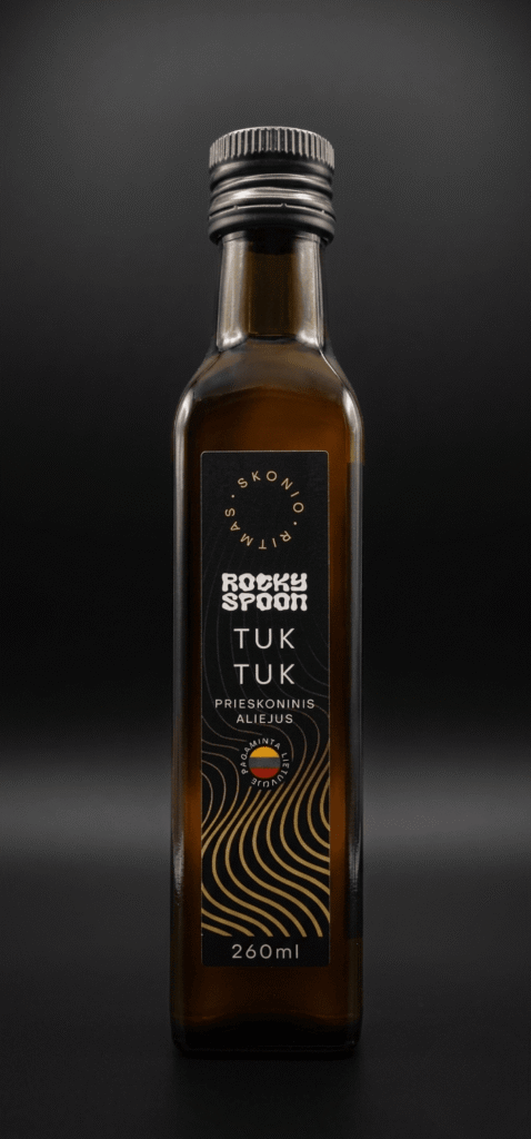 Rocky Spoon Tuk Tuk prieskoninis aliejus buteliuke ant tamsaus fono / Rocky Spoon Tuk Tuk spiced oil bottle on dark background premium product photo