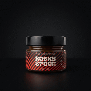 Rocky Spoon kriaušių ir habanero čatnis stiklainyje ant tamsaus fono / Rocky Spoon pear and habanero chutney jar on dark background premium product photo