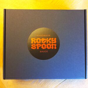 Rocky Spoon dovanų lagaminėlis su čatniais, prieskoniniu aliejumi, džemu ir liofilizuota druska. Gurmaniškas rankų darbo dovanų rinkinys.