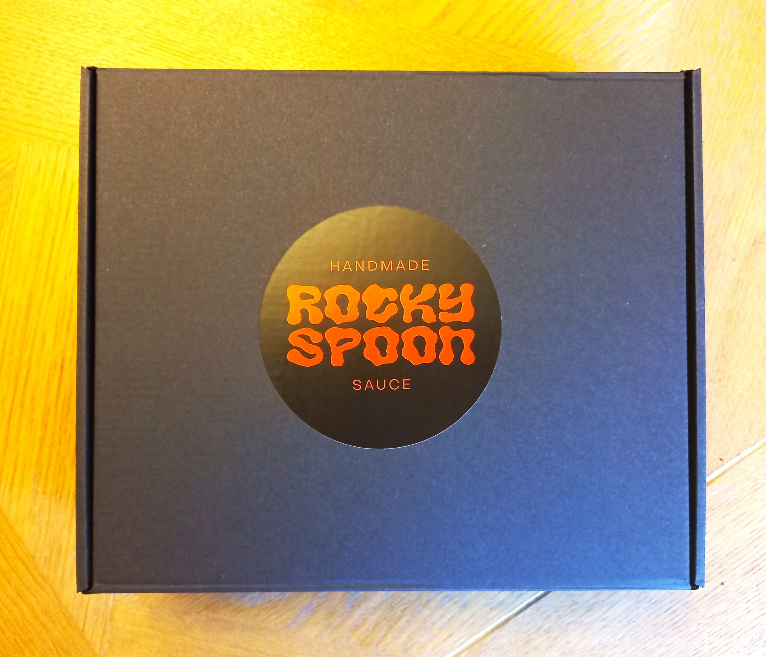 Rocky Spoon dovanų lagaminėlis su čatniais, prieskoniniu aliejumi, džemu ir liofilizuota druska. Gurmaniškas rankų darbo dovanų rinkinys.