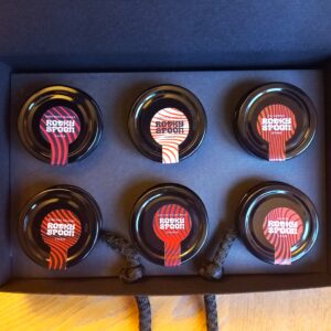 Rocky Spoon dovanų lagaminėlis su čatniais, prieskoniniu aliejumi, džemu ir liofilizuota druska. Gurmaniškas rankų darbo dovanų rinkinys.