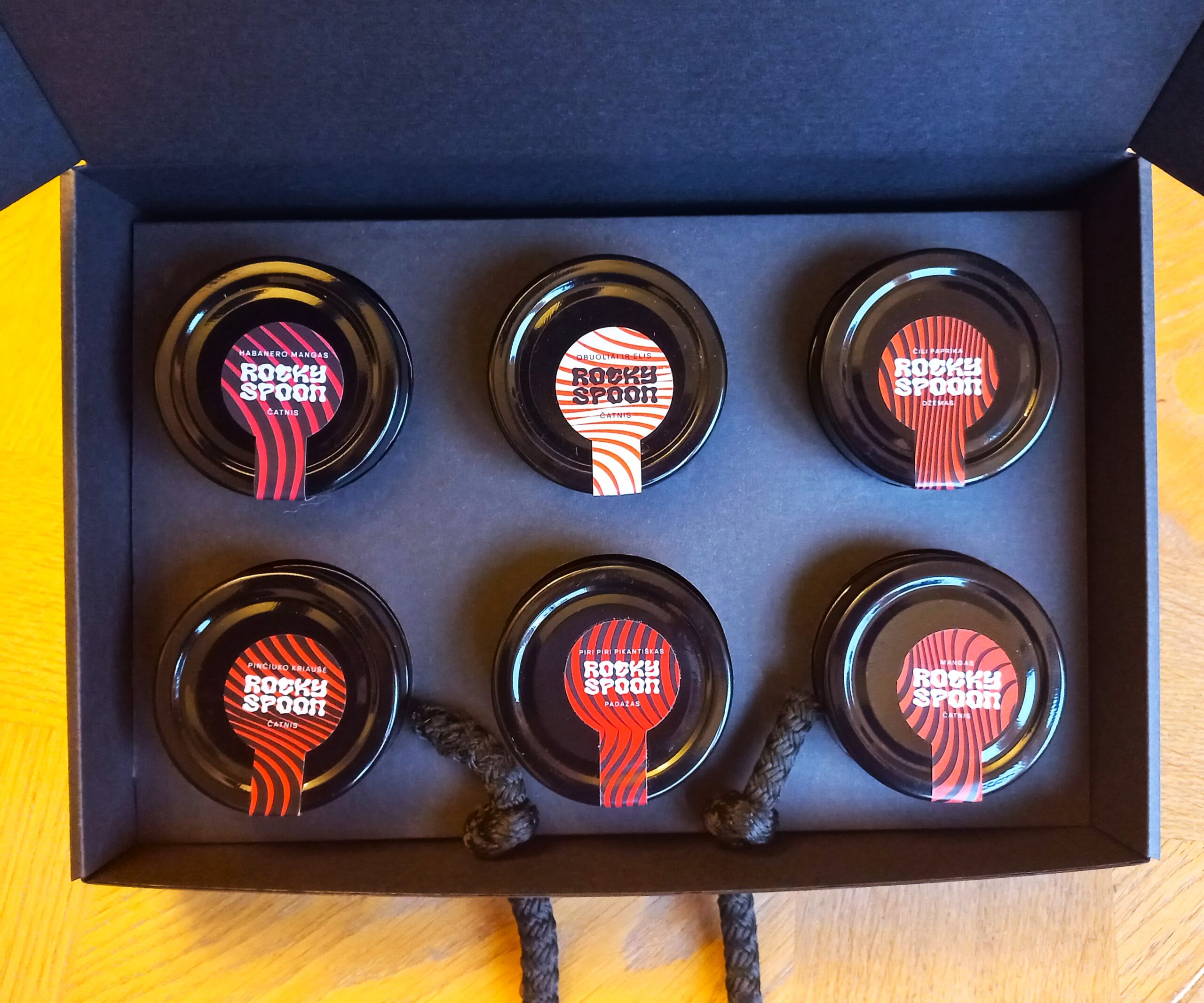 Rocky Spoon dovanų lagaminėlis su čatniais, prieskoniniu aliejumi, džemu ir liofilizuota druska. Gurmaniškas rankų darbo dovanų rinkinys.