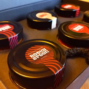 Rocky Spoon dovanų lagaminėlis su čatniais, prieskoniniu aliejumi, džemu ir liofilizuota druska. Gurmaniškas rankų darbo dovanų rinkinys.