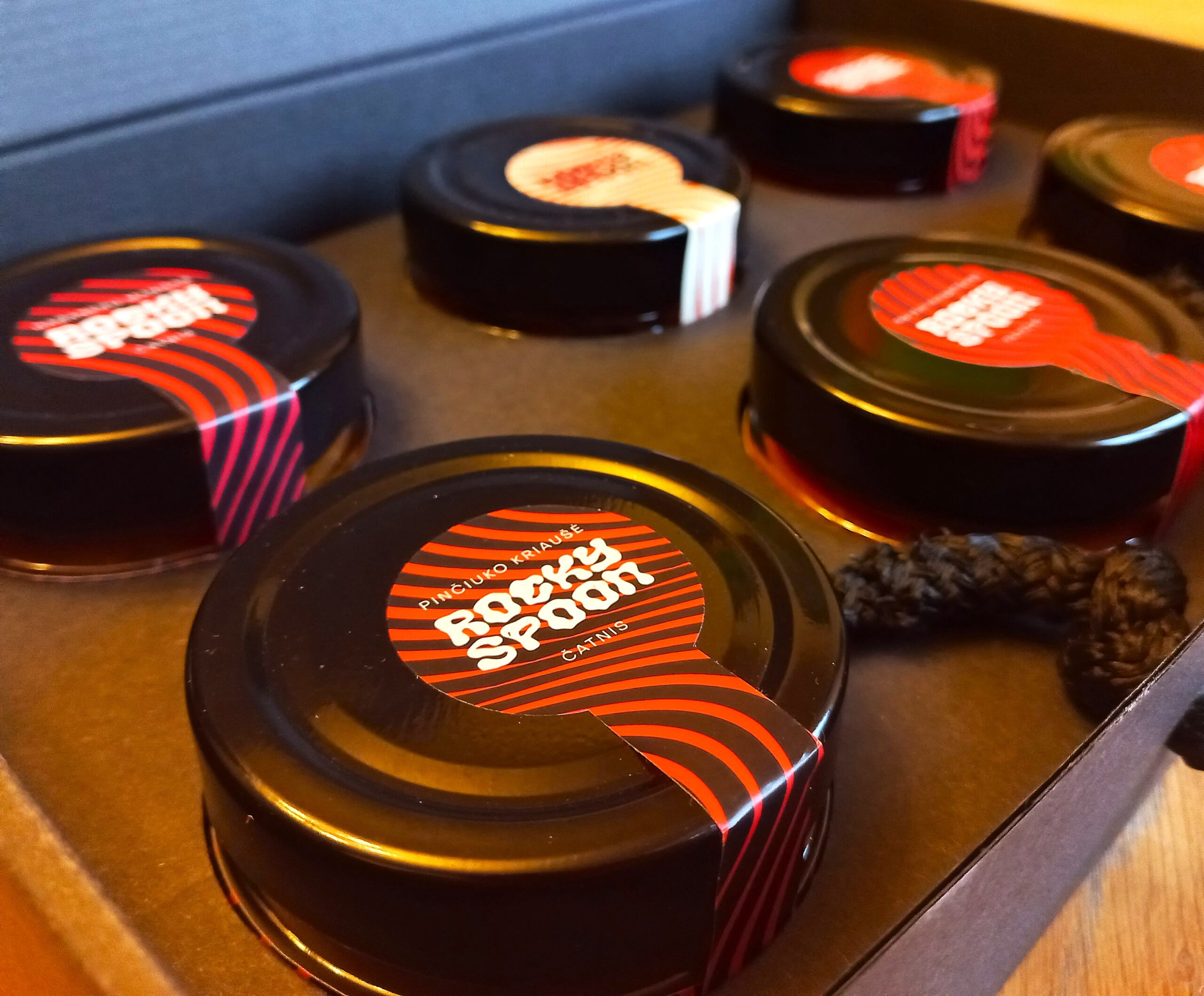 Rocky Spoon dovanų lagaminėlis su čatniais, prieskoniniu aliejumi, džemu ir liofilizuota druska. Gurmaniškas rankų darbo dovanų rinkinys.