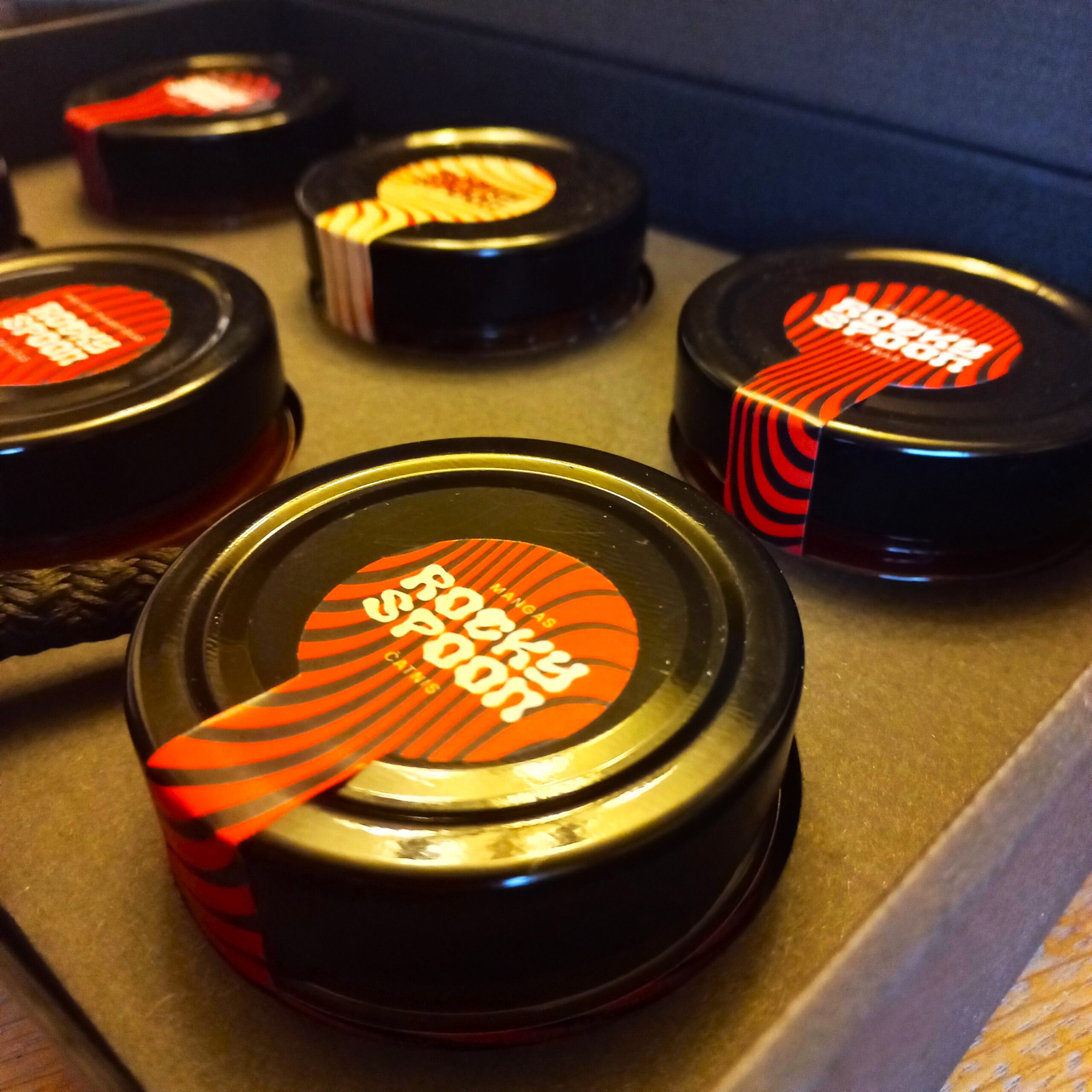 Rocky Spoon dovanų lagaminėlis su čatniais, prieskoniniu aliejumi, džemu ir liofilizuota druska. Gurmaniškas rankų darbo dovanų rinkinys.