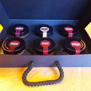 Rocky Spoon dovanų lagaminėlis su čatniais, prieskoniniu aliejumi, džemu ir liofilizuota druska. Gurmaniškas rankų darbo dovanų rinkinys.