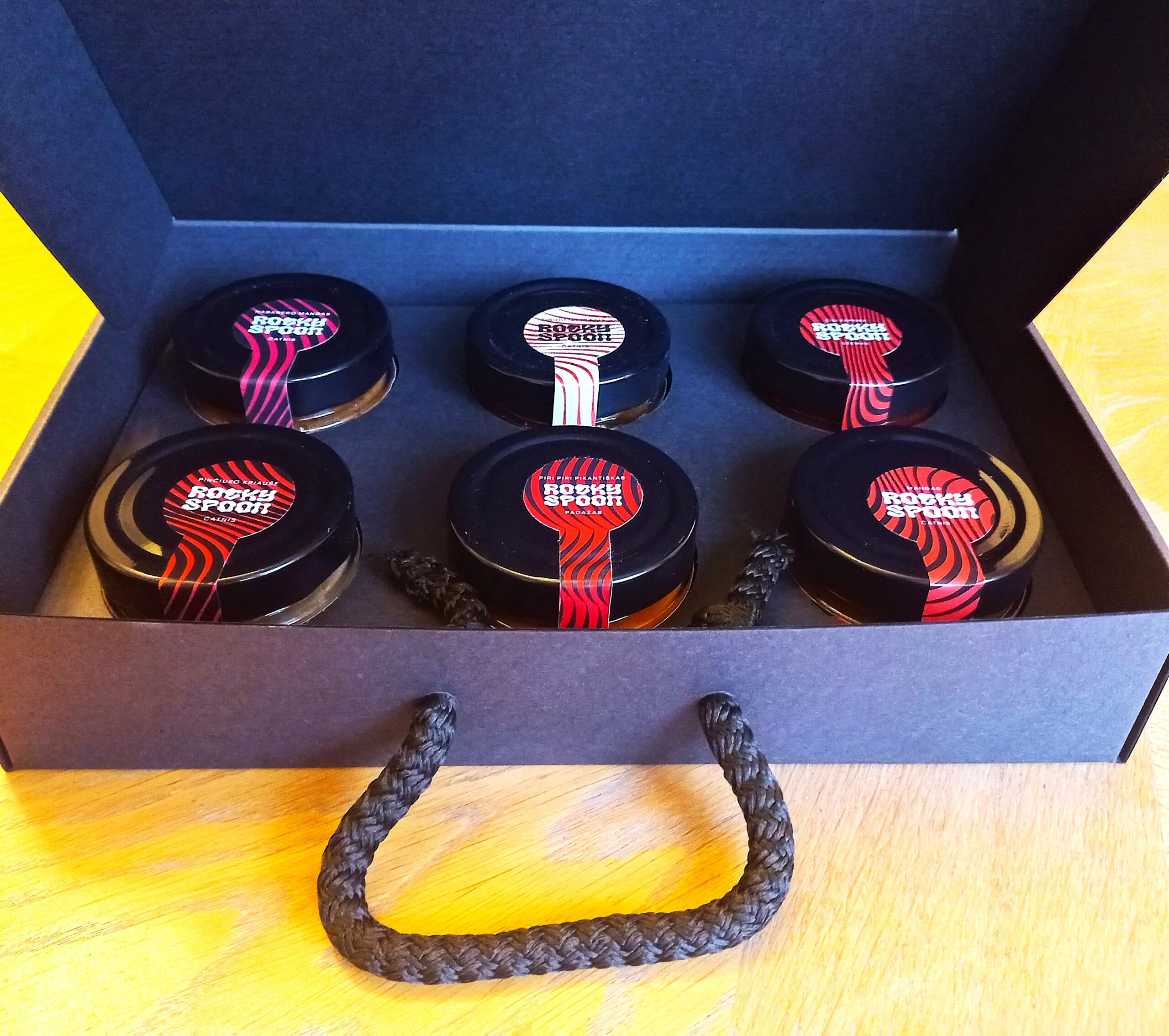 Rocky Spoon dovanų lagaminėlis su čatniais, prieskoniniu aliejumi, džemu ir liofilizuota druska. Gurmaniškas rankų darbo dovanų rinkinys.