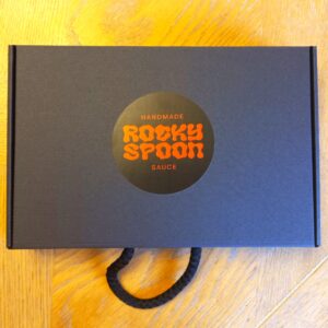 Rocky Spoon dovanų lagaminėlis su čatniais, prieskoniniu aliejumi, džemu ir liofilizuota druska. Gurmaniškas rankų darbo dovanų rinkinys.