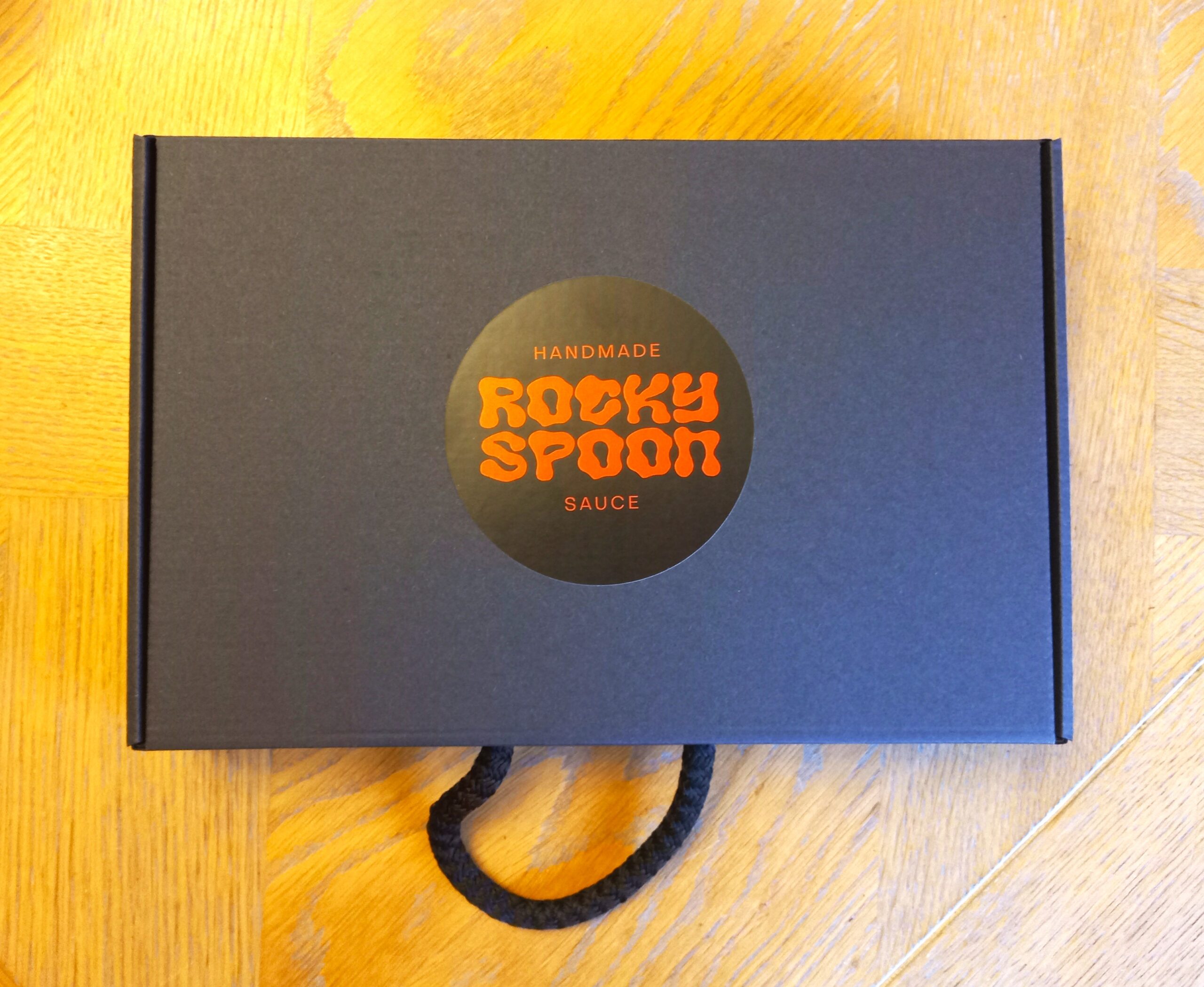 Rocky Spoon dovanų lagaminėlis su čatniais, prieskoniniu aliejumi, džemu ir liofilizuota druska. Gurmaniškas rankų darbo dovanų rinkinys.