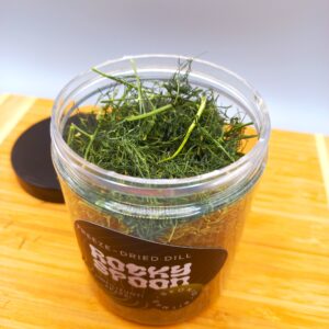 Rocky Spoon Liofilizuoti freeze dried dill krapai. dovanų lagaminėlis su čatniais, prieskoniniu aliejumi, džemu ir liofilizuota druska. Gurmaniškas rankų darbo dovanų rinkinys.