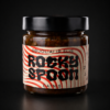 Rocky Spoon Obuoliai ir Elis čatnis – rankų darbo obuolių ir alaus čatnis, puikiai derantis su sūriais, kepta mėsa, burgeriais ir sumuštiniais. Rocky Spoon Apple and Ale Chutney – handcrafted apple and ale chutney that pairs perfectly with cheese, grilled meats, burgers and sandwiches.