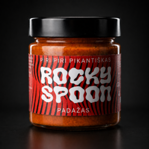 Rocky Spoon Piri Piri Pikantiškas padažas – rankų darbo aštrus padažas su išraiškingu skoniu, puikiai tinkantis prie vištienos, mėsos, burgerių ir grilio patiekalų. Rocky Spoon Piri Piri Hot Sauce – handcrafted spicy sauce with bold flavour, perfect for chicken, grilled meats, burgers and BBQ dishes.