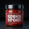 Rocky Spoon Čili Paprikų Džemas – rankų darbo saldžiai aštrus čili džemas, puikiai derantis su sūriais, mėsa, burgeriais ir grilio patiekalais. Rocky Spoon Chili Pepper Jam – handcrafted sweet and spicy chili jam, perfect with cheese, grilled meats, burgers and gourmet snacks.